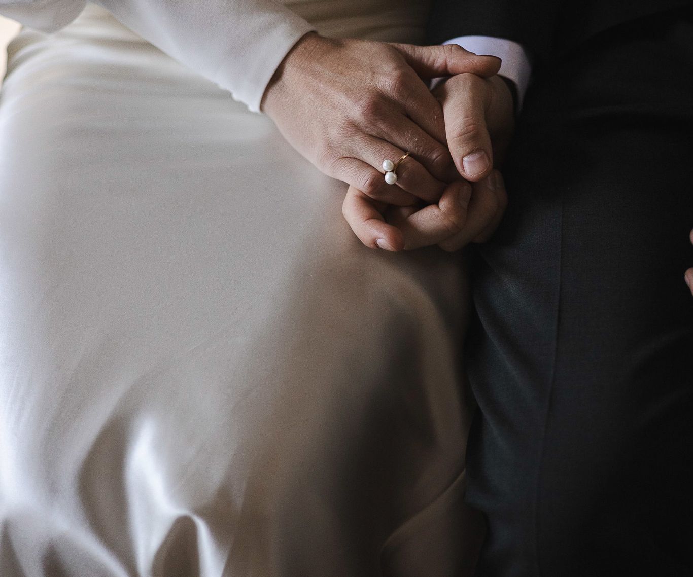 Brud och brudgum håller händer - bröllopsfotografering