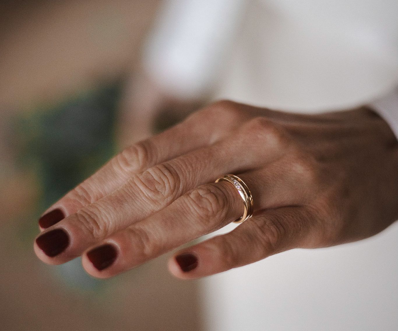 Brud med ring på fingret - bröllopsfotografering