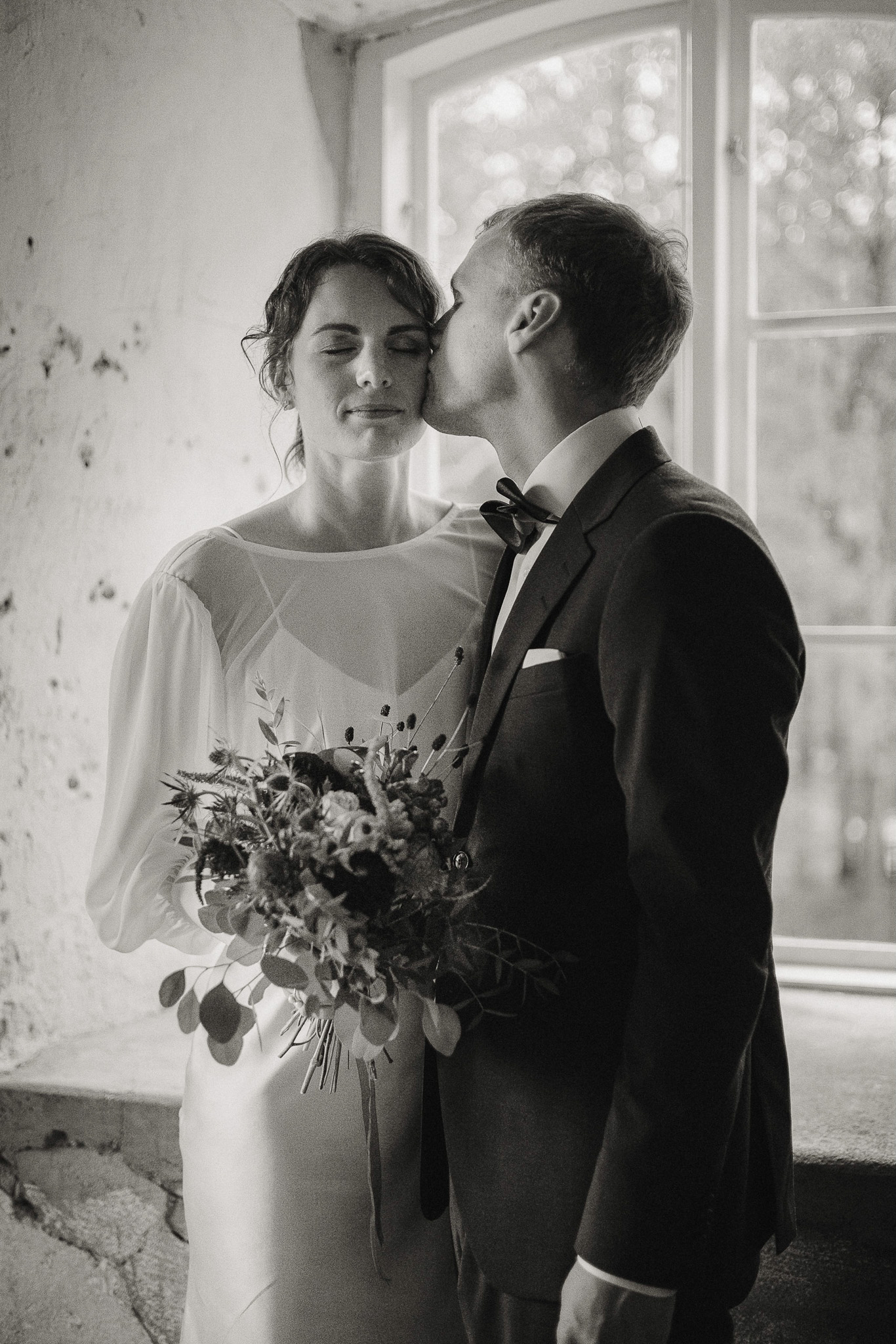 Brud och brudgum i svartvitt - bröllopsfotografering
